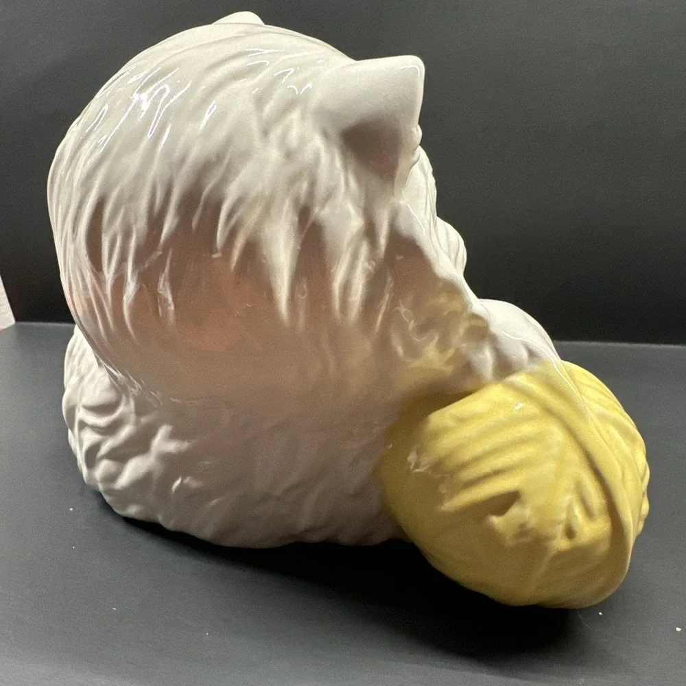 VTG Ceramic White Persian Cat Figure Statue Long Haired Play Yellow Yarn (read)